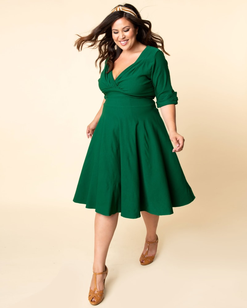 Front of a model wearing a size 5X/26 Unique Vintage Plus Size Emerald Green Delores Swing Dress with Sleeves in Emerald Green by Unique Vintage. | dia_product_style_image_id:269976